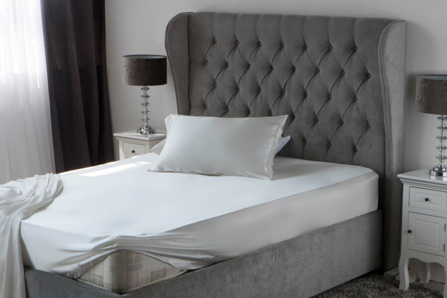 100% Mulberry Silk Extra Deep 38cm Fitted Sheet 100% Mulberry Silk Extra Deep 38cm Fitted Sheet