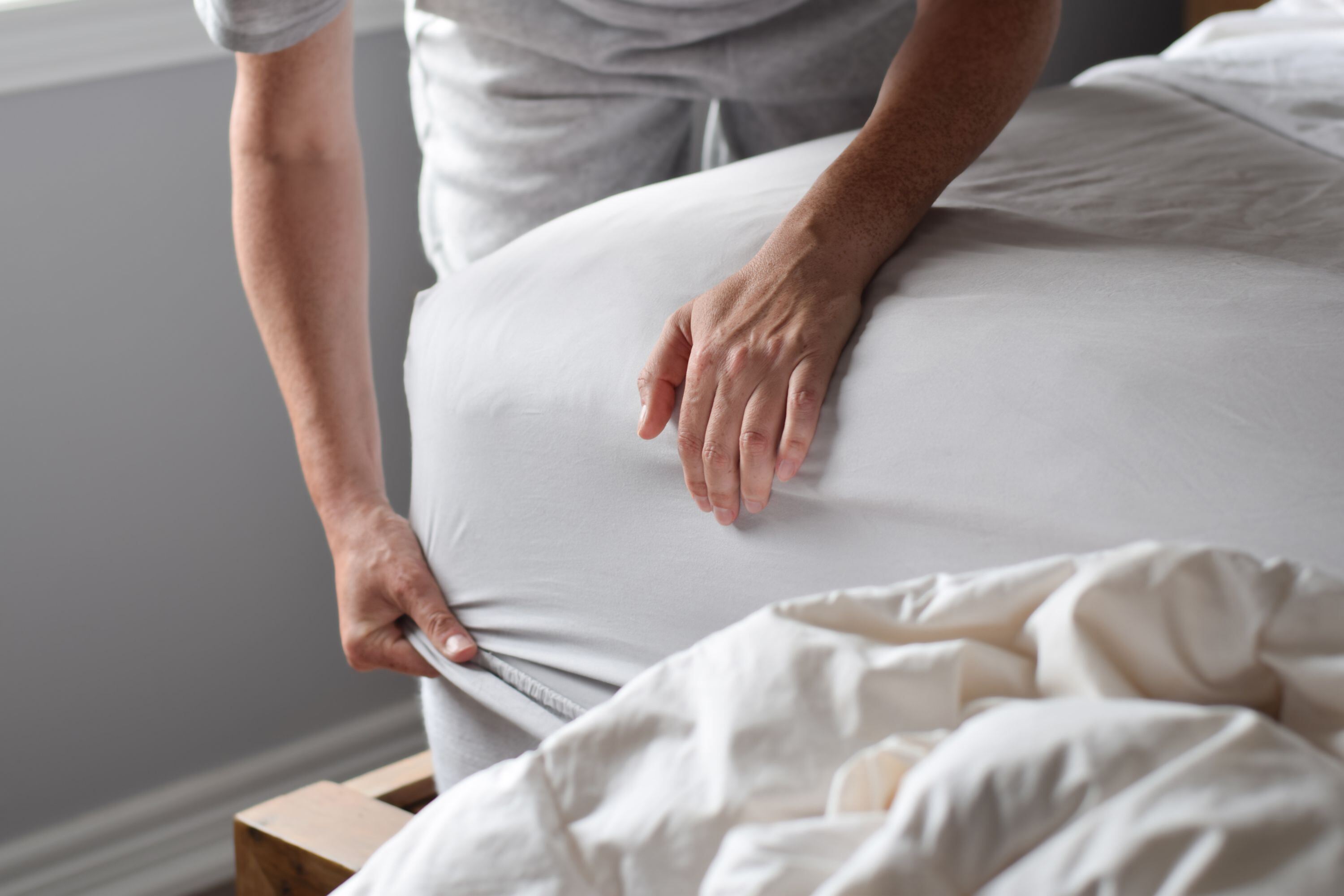 How to Keep Fitted Sheets On Bed